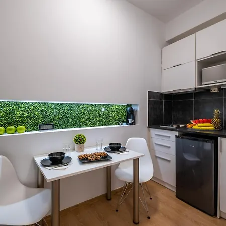 Acropolis One Road Up Apartment *