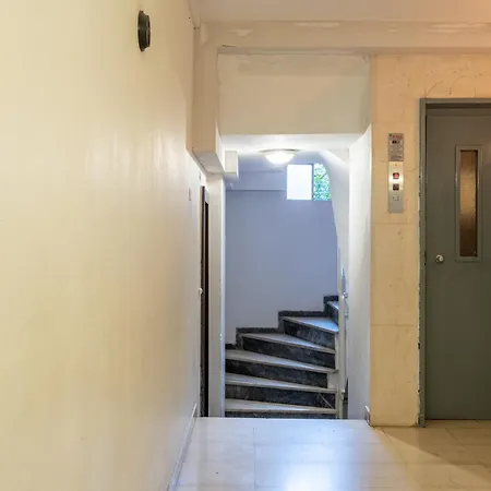Acropolis One Road Up Apartment *